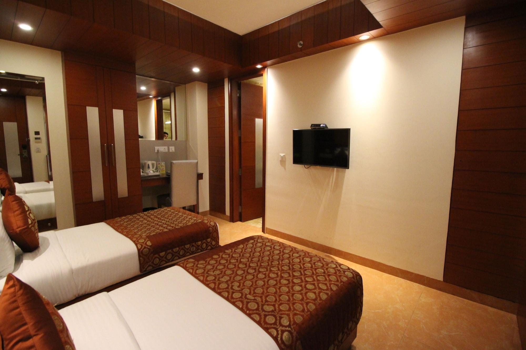 Hotel Golden Grand Delhi  Exteriör bild