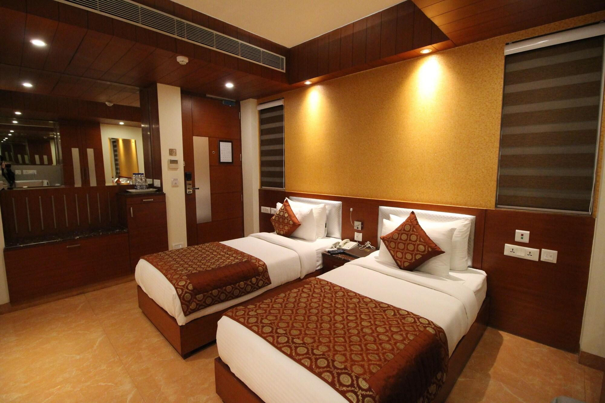 Hotel Golden Grand Delhi  Exteriör bild