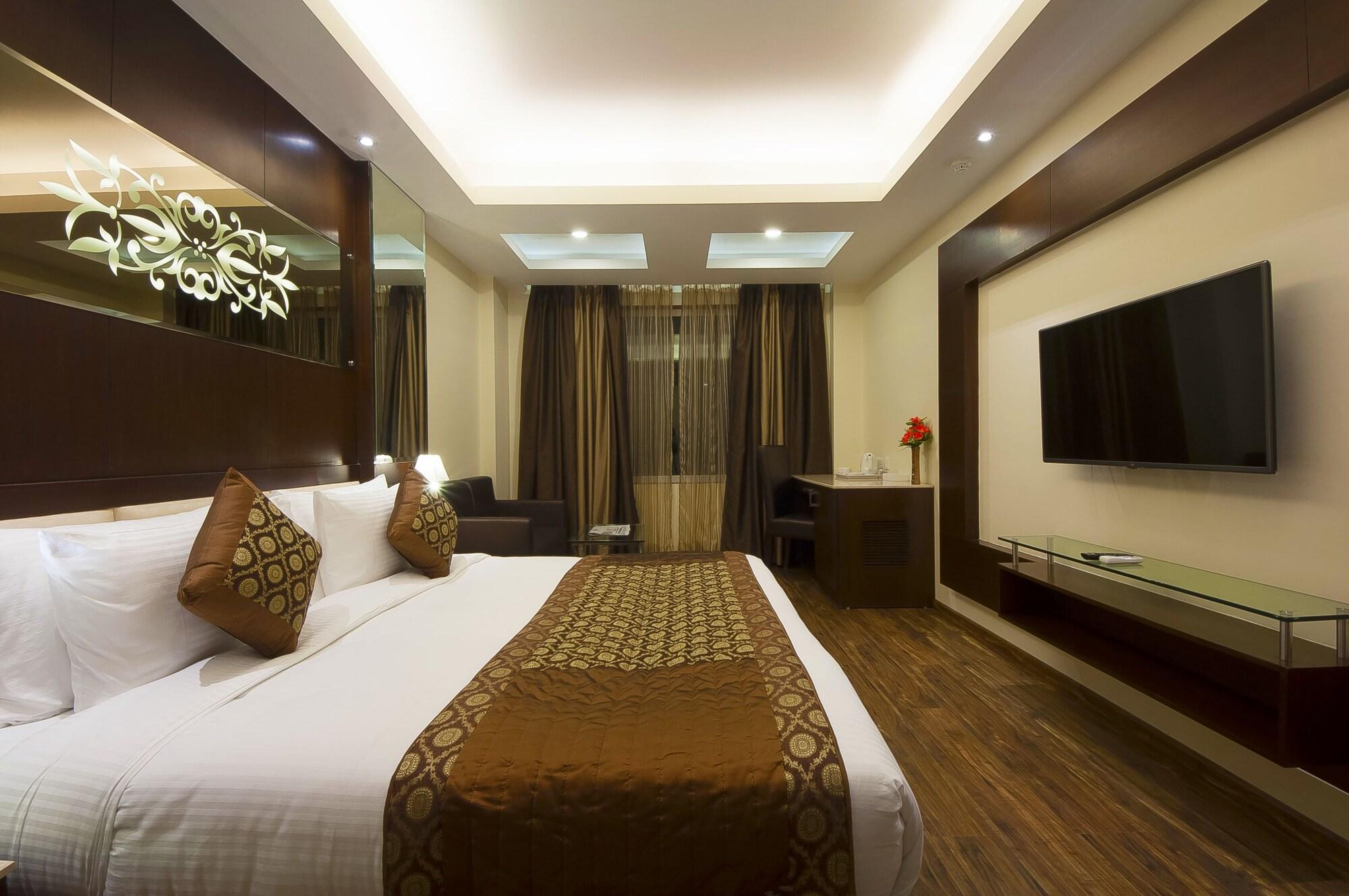 Hotel Golden Grand Delhi  Exteriör bild
