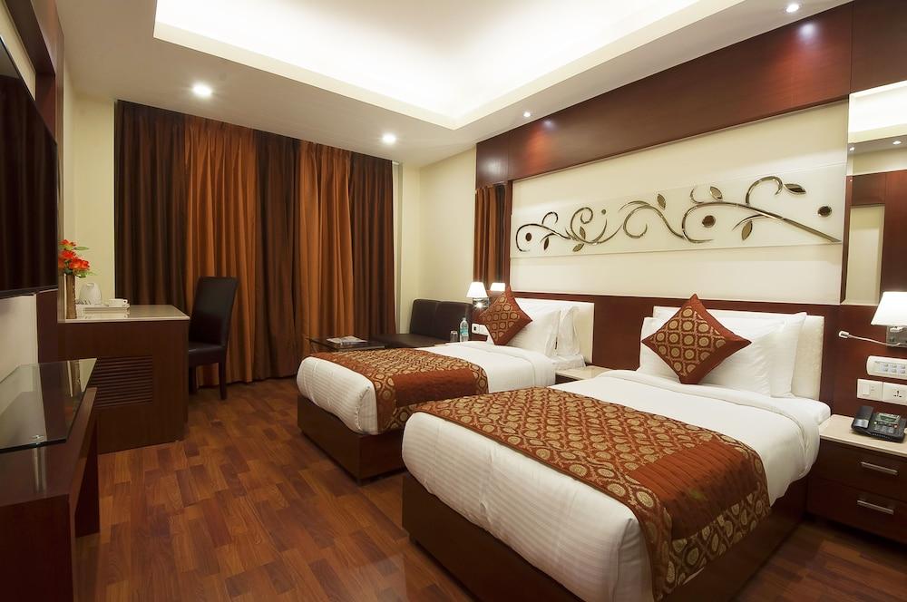 Hotel Golden Grand Delhi  Exteriör bild