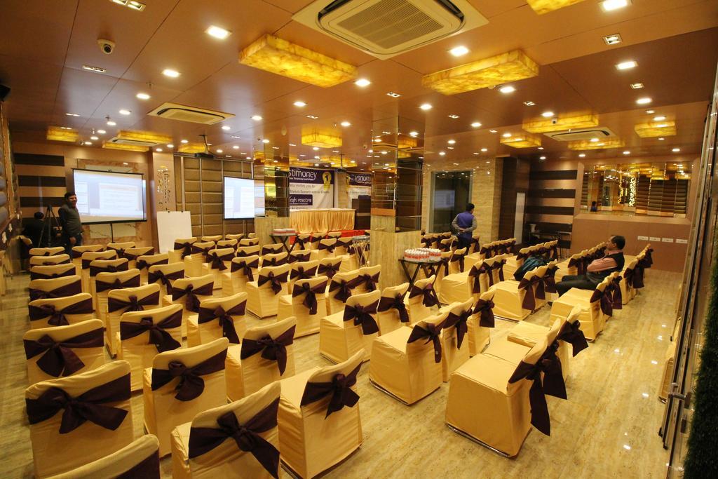 Hotel Golden Grand Delhi  Exteriör bild