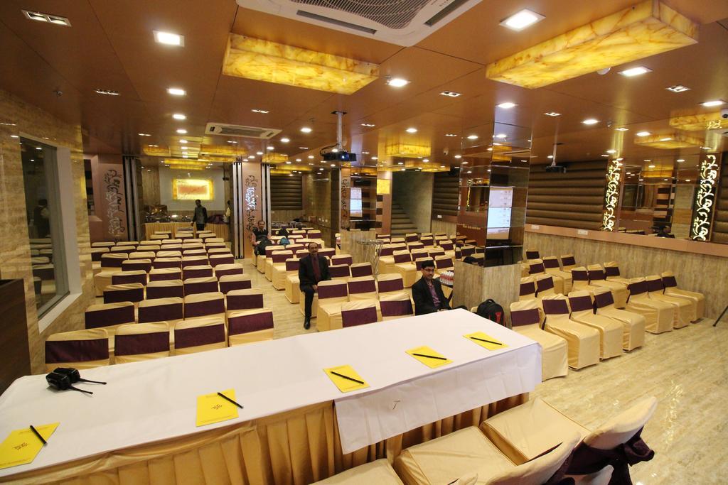 Hotel Golden Grand Delhi  Exteriör bild