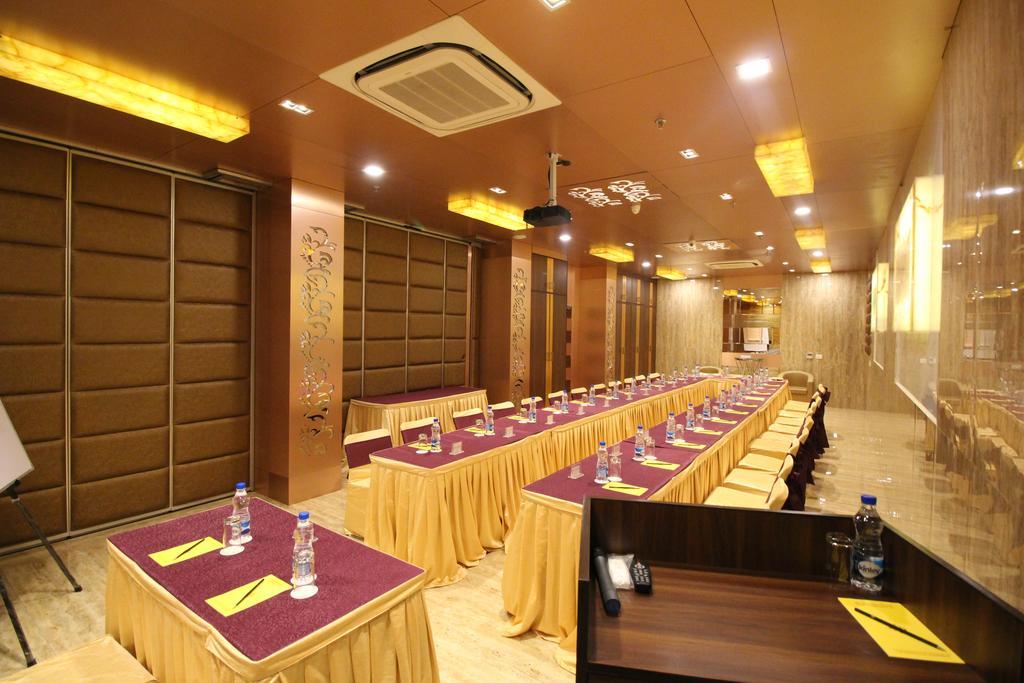 Hotel Golden Grand Delhi  Exteriör bild