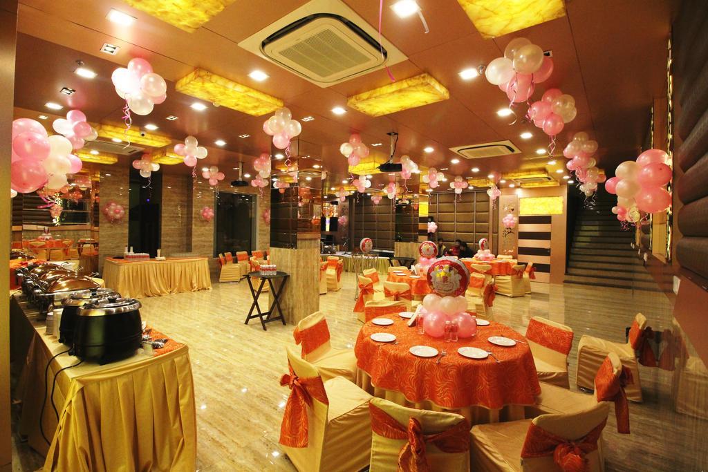 Hotel Golden Grand Delhi  Exteriör bild