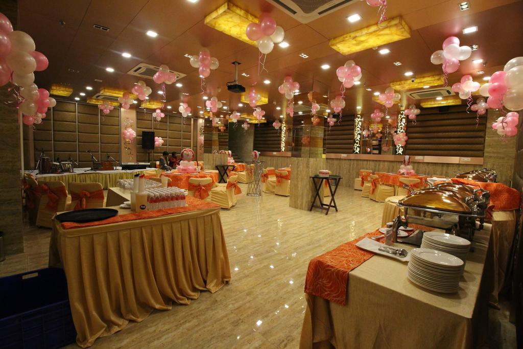 Hotel Golden Grand Delhi  Exteriör bild
