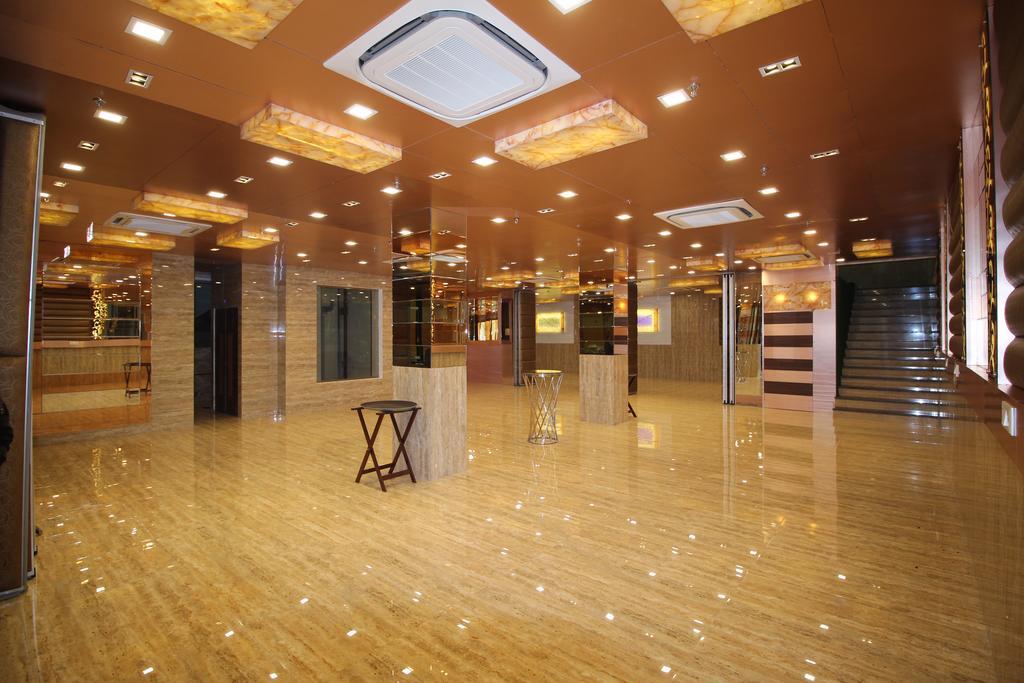 Hotel Golden Grand Delhi  Exteriör bild