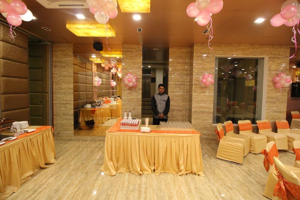 Hotel Golden Grand Delhi  Exteriör bild
