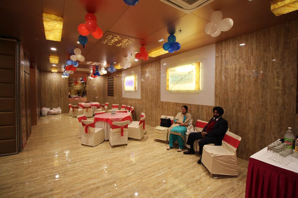 Hotel Golden Grand Delhi  Exteriör bild