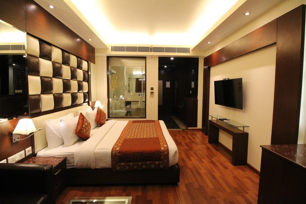 Hotel Golden Grand Delhi  Exteriör bild