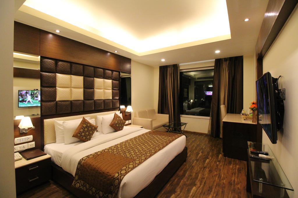 Hotel Golden Grand Delhi  Exteriör bild