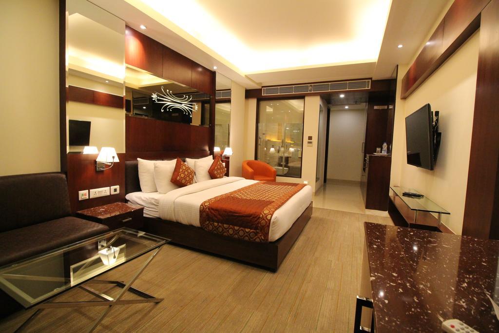 Hotel Golden Grand Delhi  Exteriör bild