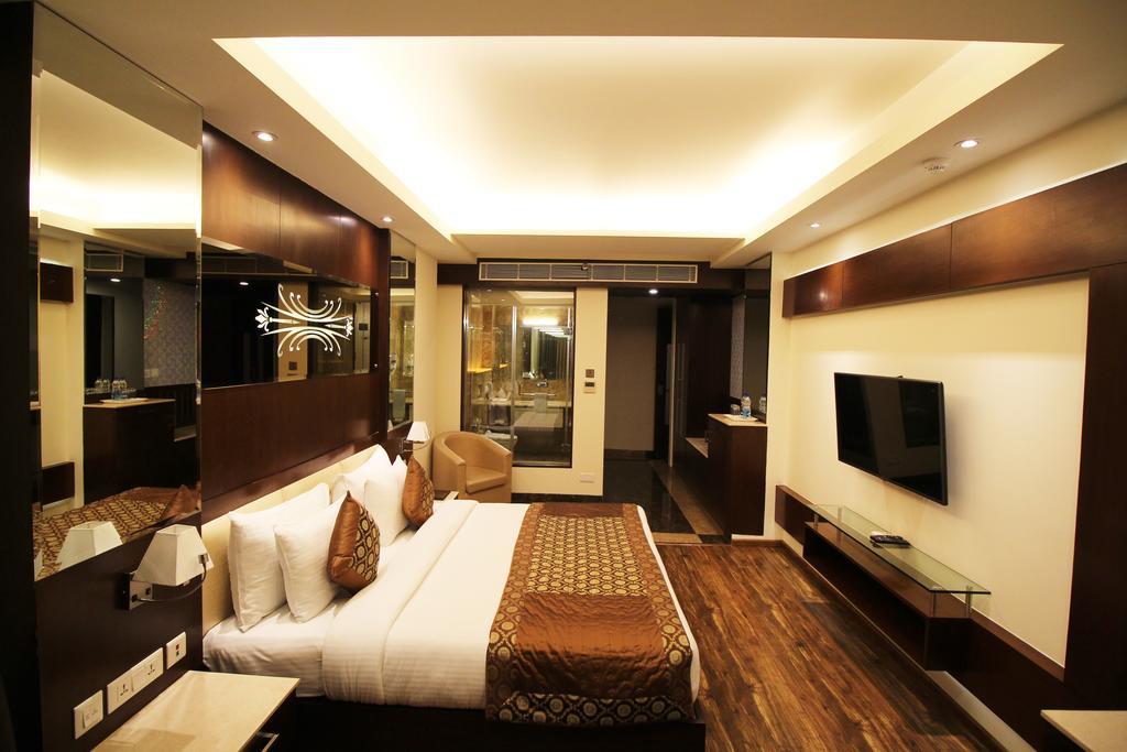 Hotel Golden Grand Delhi  Exteriör bild