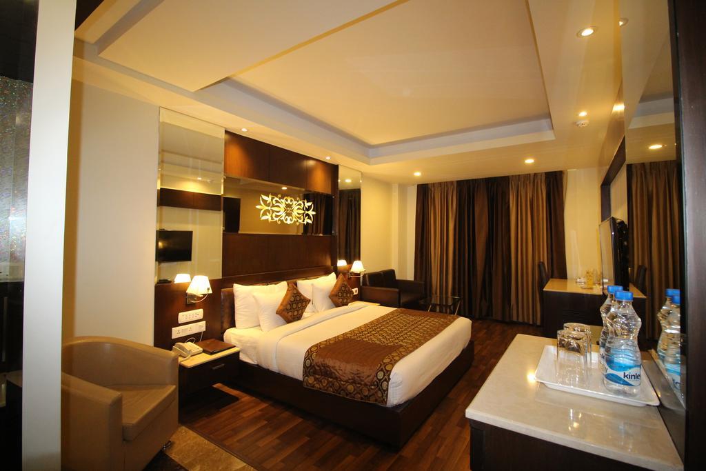 Hotel Golden Grand Delhi  Exteriör bild