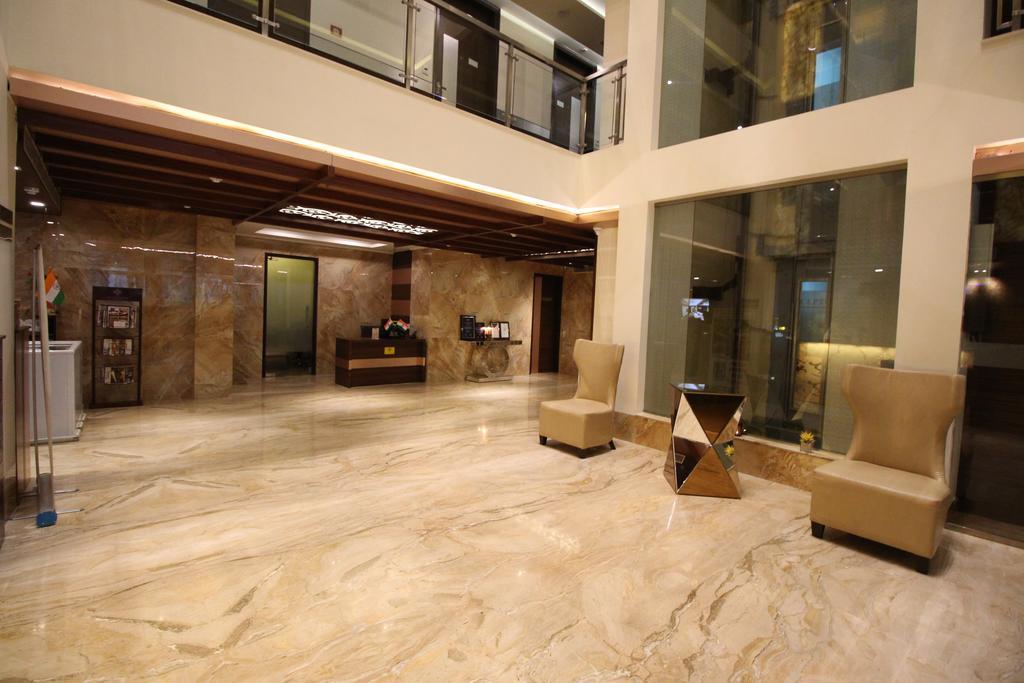 Hotel Golden Grand Delhi  Exteriör bild