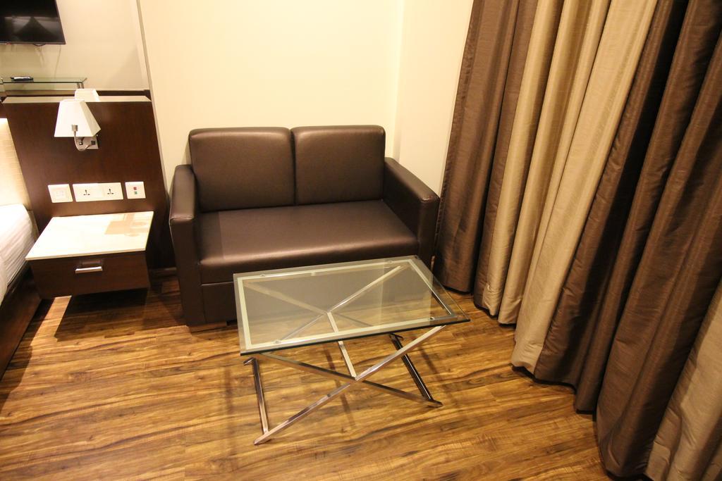Hotel Golden Grand Delhi  Exteriör bild