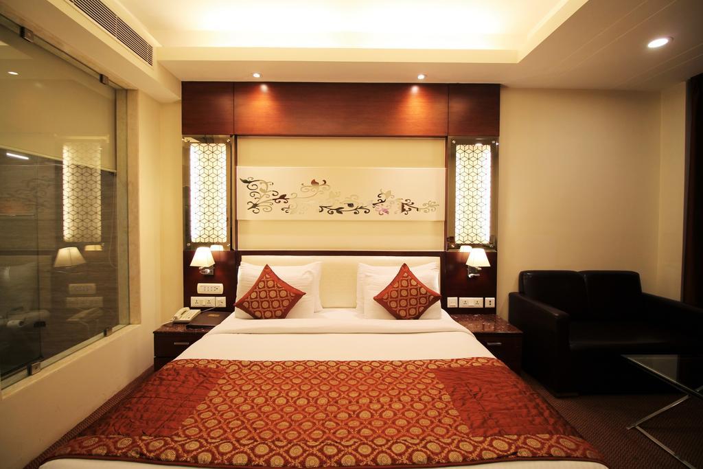 Hotel Golden Grand Delhi  Exteriör bild