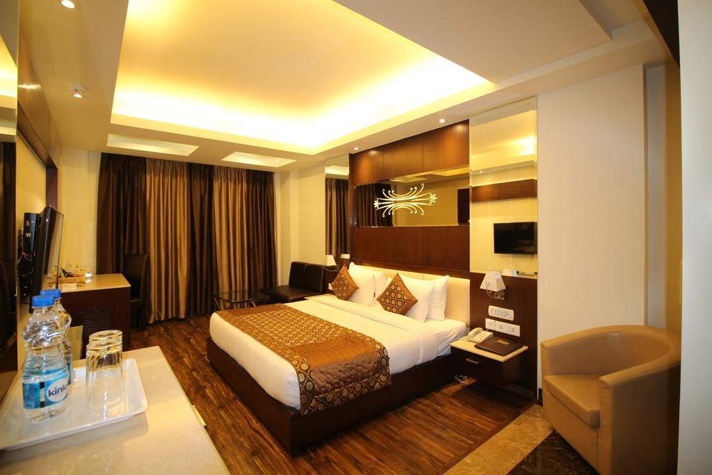 Hotel Golden Grand Delhi  Exteriör bild