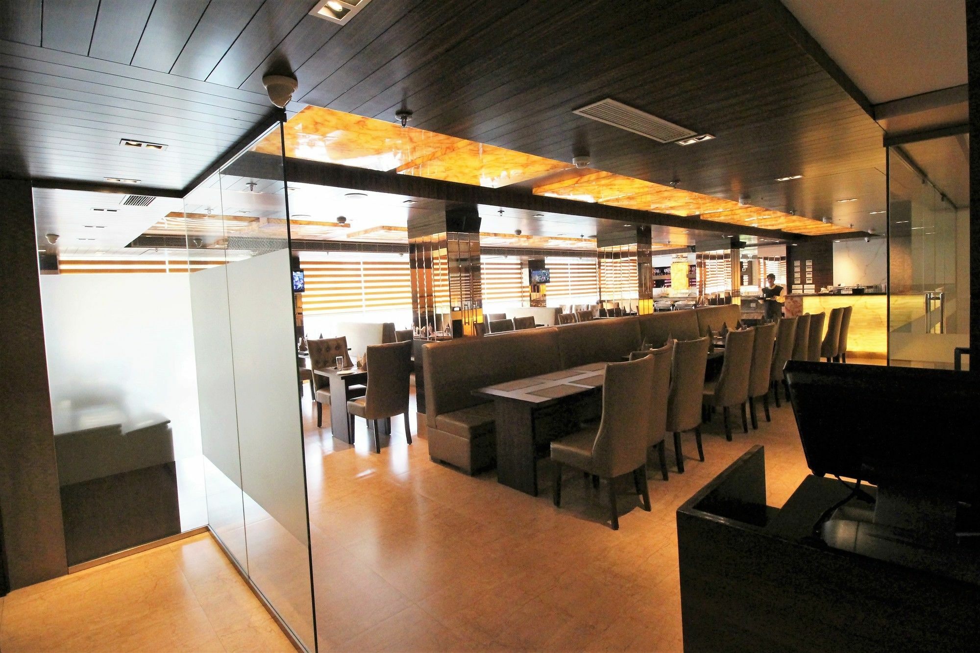 Hotel Golden Grand Delhi  Exteriör bild